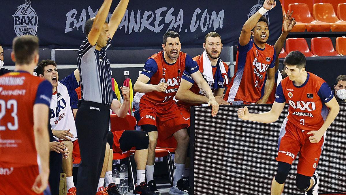 Marc Peñarroya celebra un dels seus triples, animat per tota la banqueta del seu equip | JOAQUIM ALBERCH/ACB PHOTO