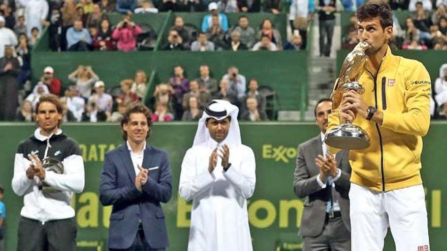 Nadal, al fondo, aplaude a Djokovic, en la entrega de trofeos del torneo de Doha.