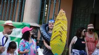 Al colegio en bañador para denunciar el calor en las aulas de Aragón: "A 37 grados no se puede venir"