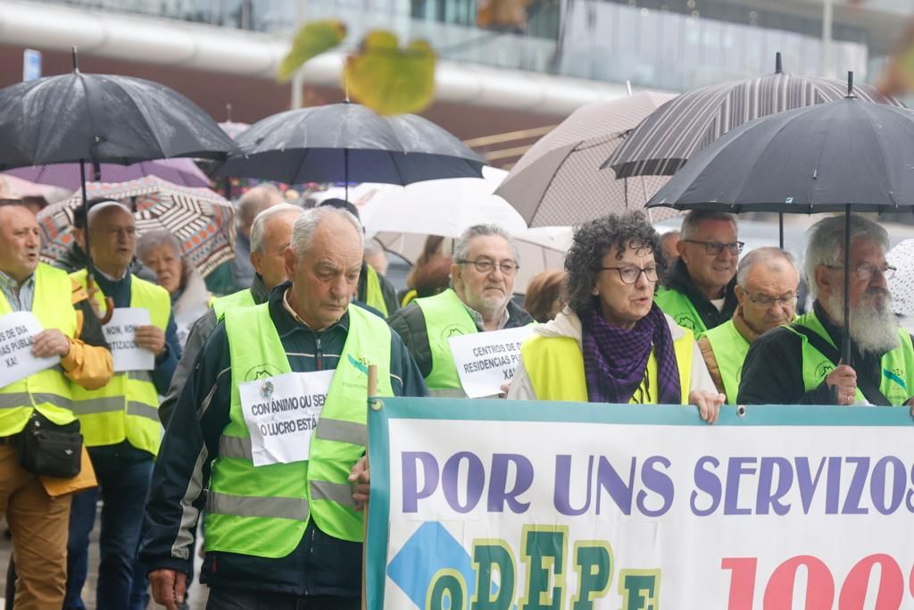 Manifestación en Santiago por la gestión pública de las residencias