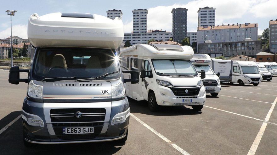 Autocaravanas con matrícula extranjera estacionadas durante la jornada de ayer en el aparcamiento de Salgueiriños / ANTONIO HERnÁNDEZ