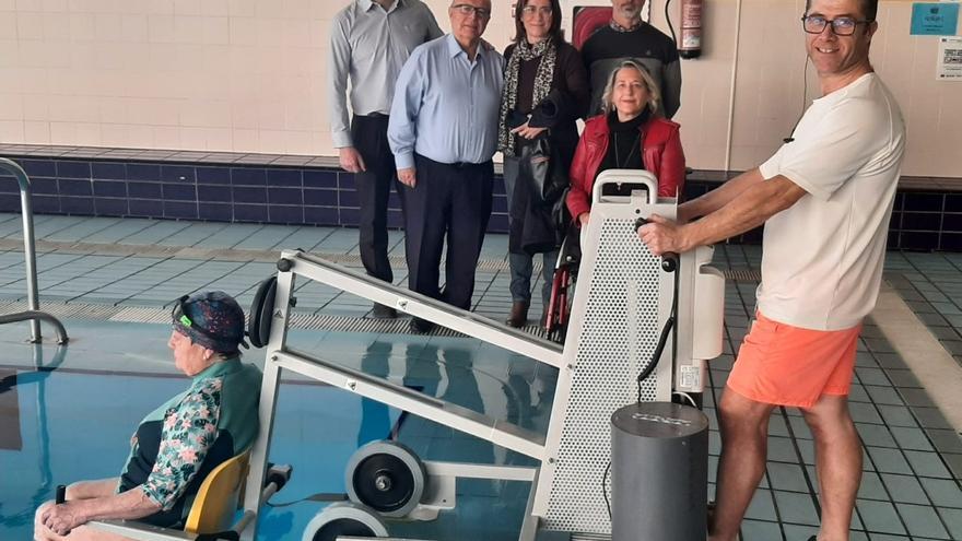 La piscina Benimàmet inaugura una grúa móvil