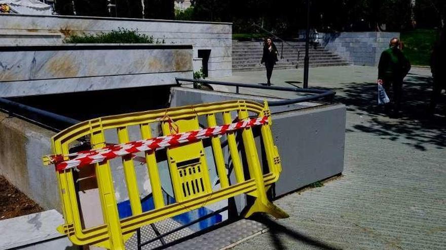 Acceso peatonal al aparcamiento subterráneo de La Marina cerrado por filtraciones de agua bajo la renovada fuente.