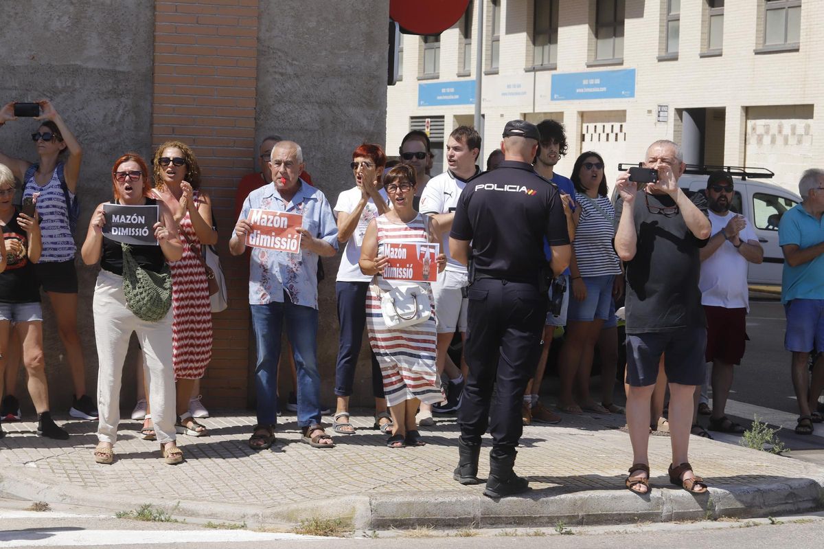 Un grupo de personas protesta ante el centro de salud de Oliva, a la llegada de Carlos Mazón