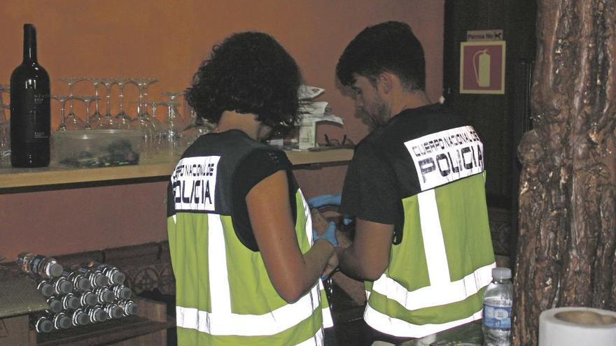 Agentes de la Policía Nacional durante la inspección al estableicmiento de Son Roca.