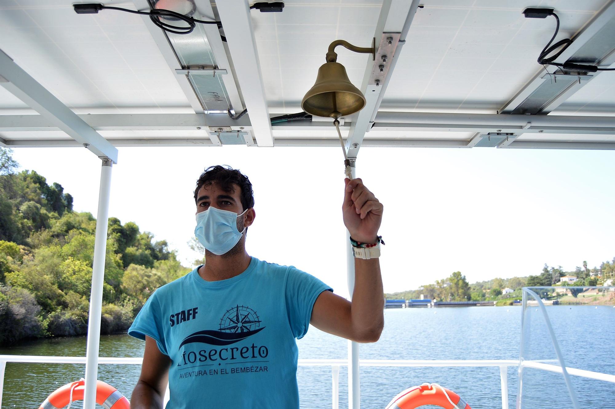 El barco solar de Hornachuelos realiza su paseo inaugural