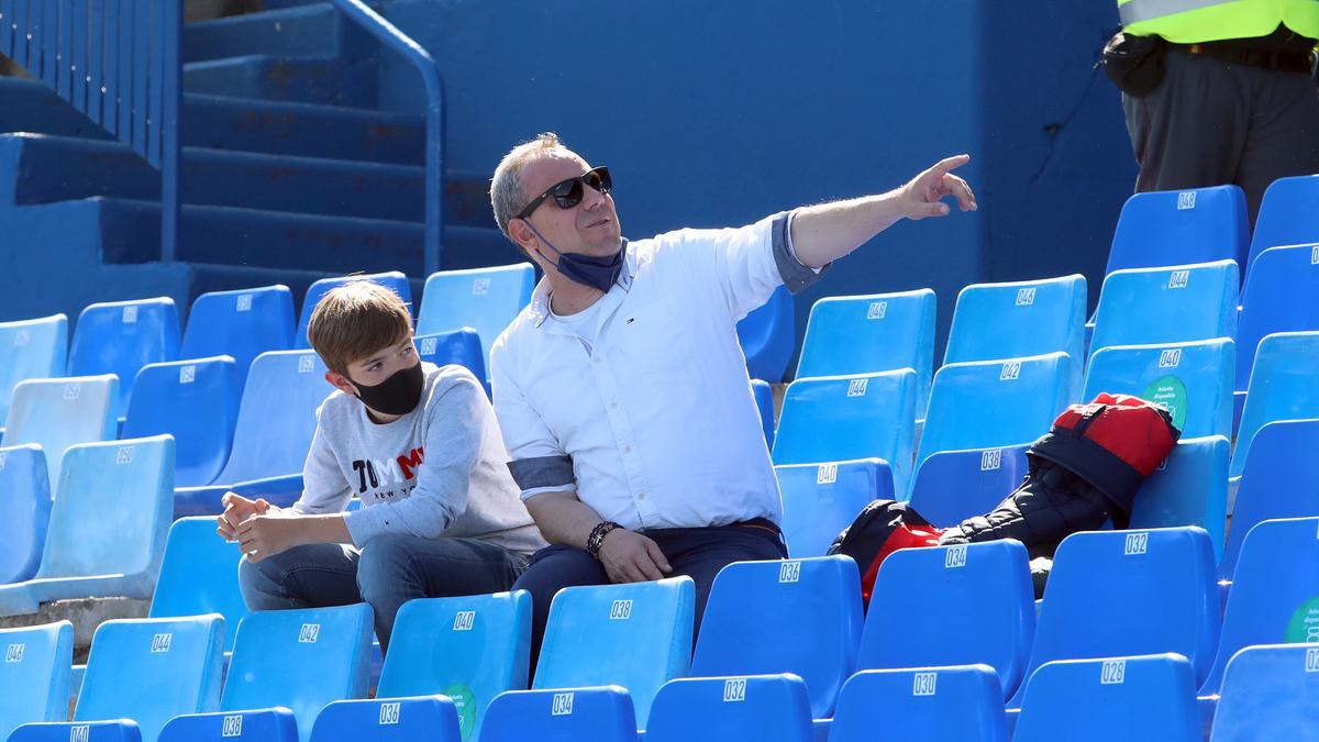 Un padre y su hijo, el pasado domingo en las gradas de La Romareda para presenciar el encuentro entre el Aragón y el Basrbastro.