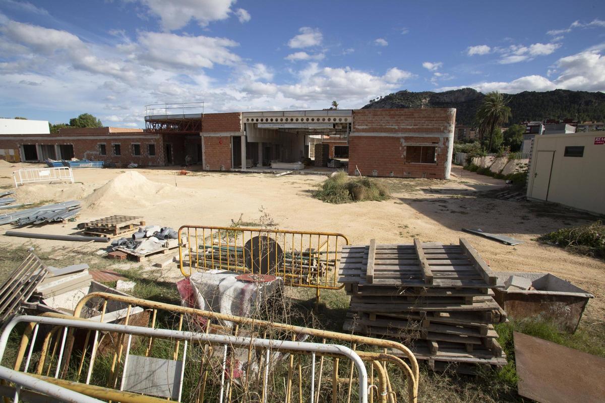 Obras paralizadas del colegio Pla de la Mesquita de Xàtiva, en una imagen de archivo.