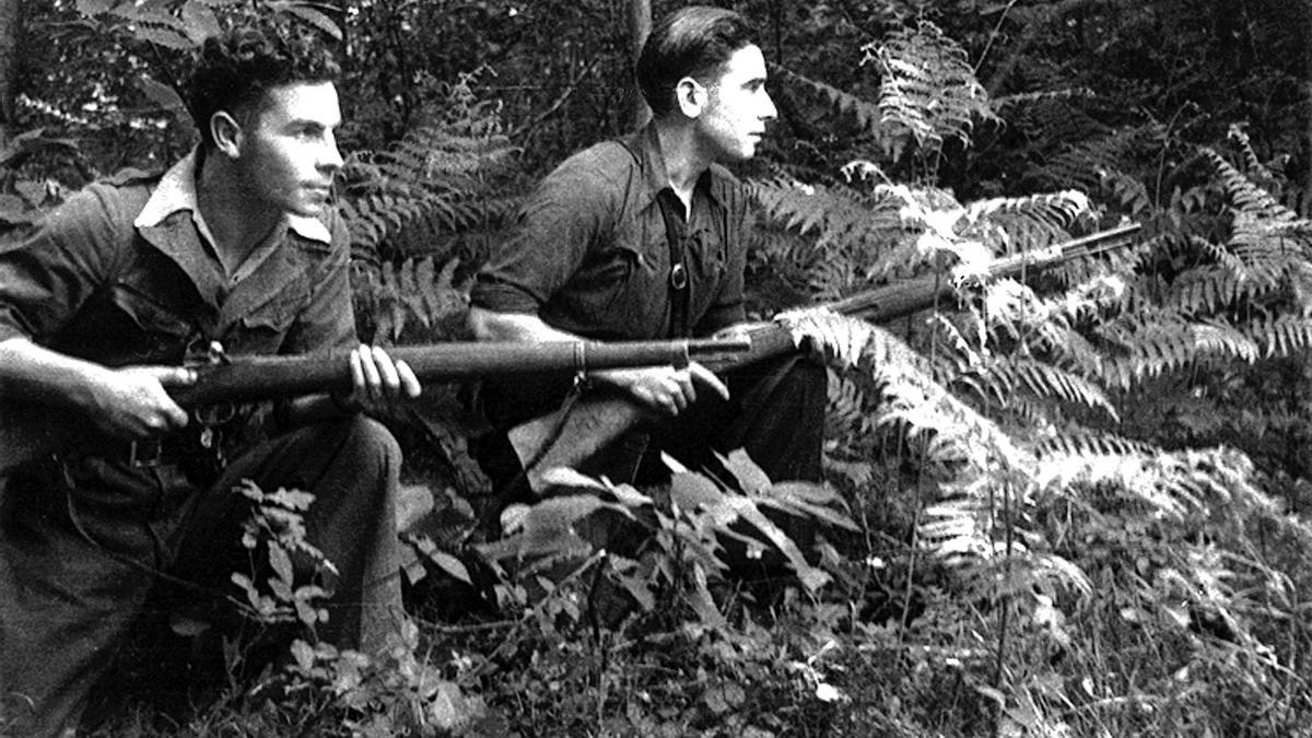 Manolín de Llorio y uno de los hermanos Caxigal, dos miembros del maquis, en los montes asturianos.