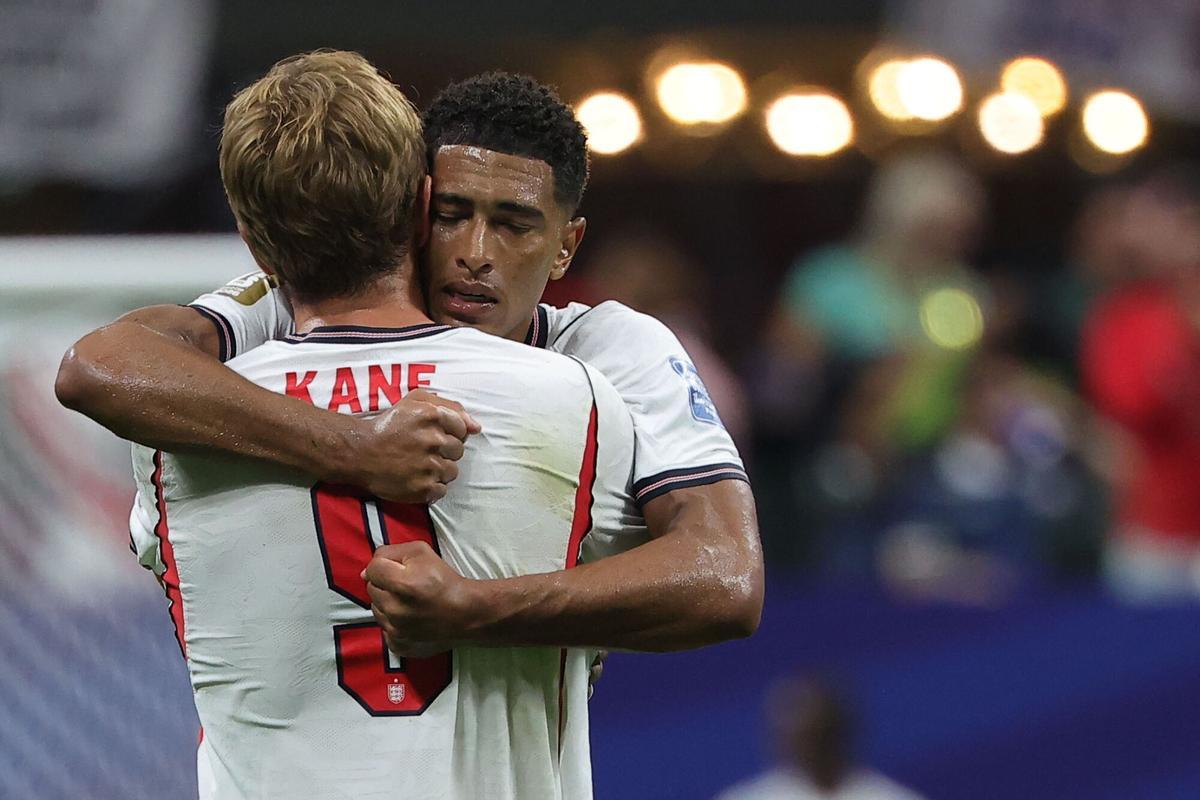 Harry Kane  y Jude Bellingham se abrazan en el partido contra la RD Congo.