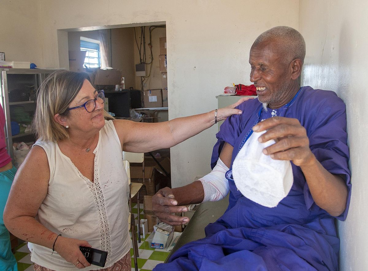 Pilar Martínez, con uno de sus pacientes tras una intervención.