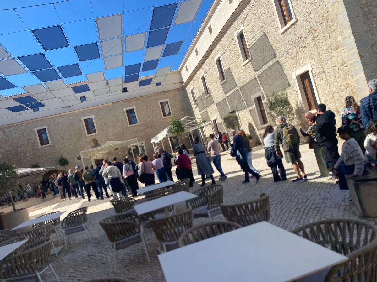 Colas para acceder a las estancias de el Parador de Ibiza.