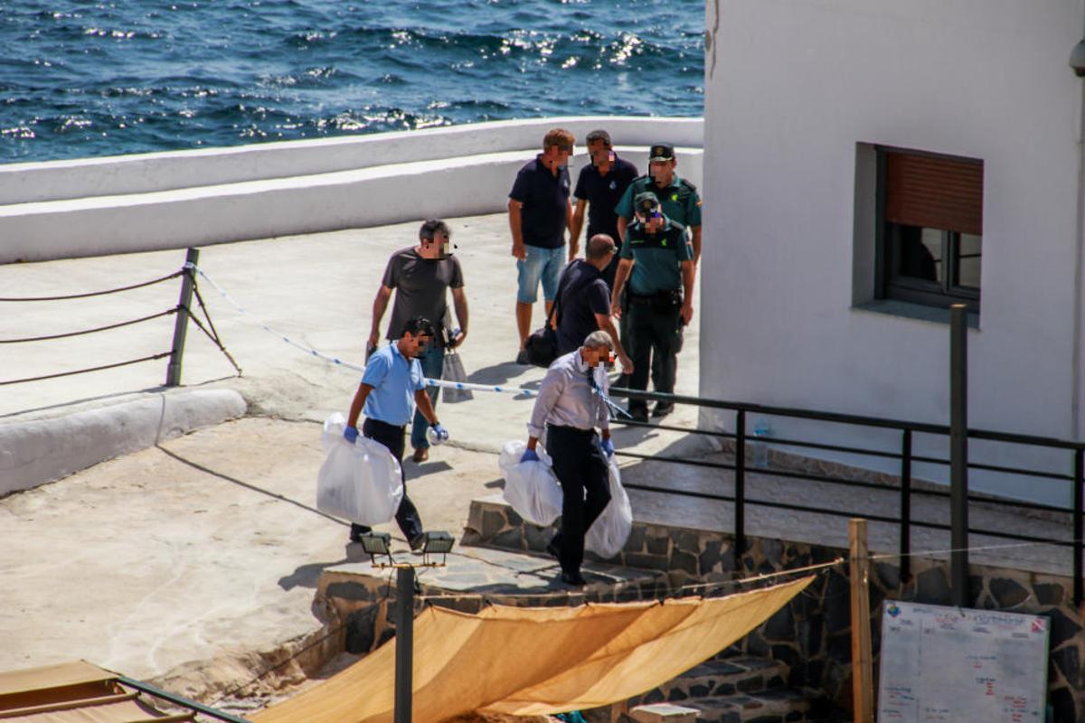 Unos buceadores hallan en Calp un cadáver acompañado de objetos de brujería