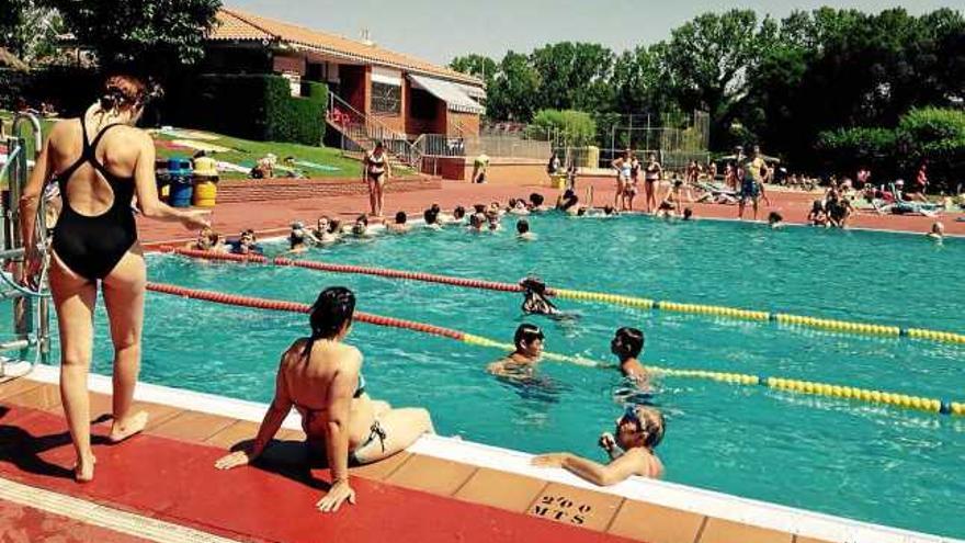 Diversos banyistes participant en el Mulla&#039;t per l&#039;esclerosi múltiple a les piscines municipals de Santpedor