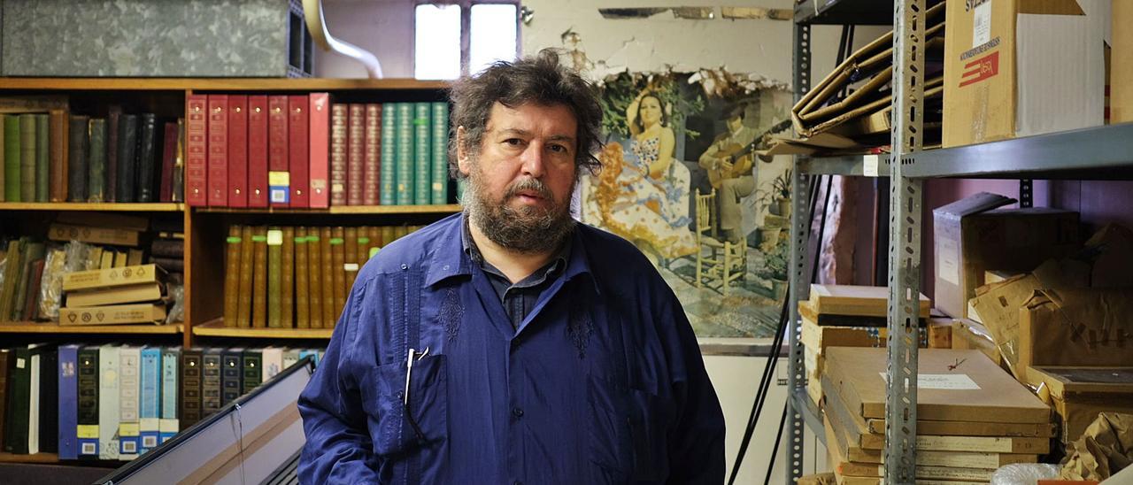 Pedro G. Romero, ayer, en el archivo de Casa Planas.