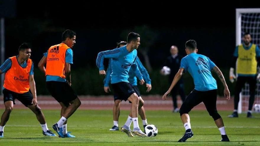 Cristiano Ronaldo controla el balón en el entrenamiento que el Real Madrid celebró ayer. // Víctor Carretero