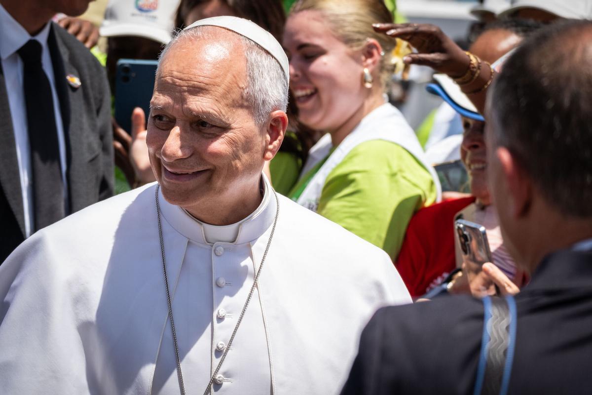 El papa saluda en Arguineguín al público, compuesto por migrantes y personas que trabajan en la atención a los migrantes.
