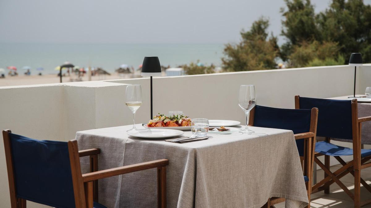 La Ferrera ofrece la posibilidad de disfrutar de un buen arroz en su terraza próxima a la playa.