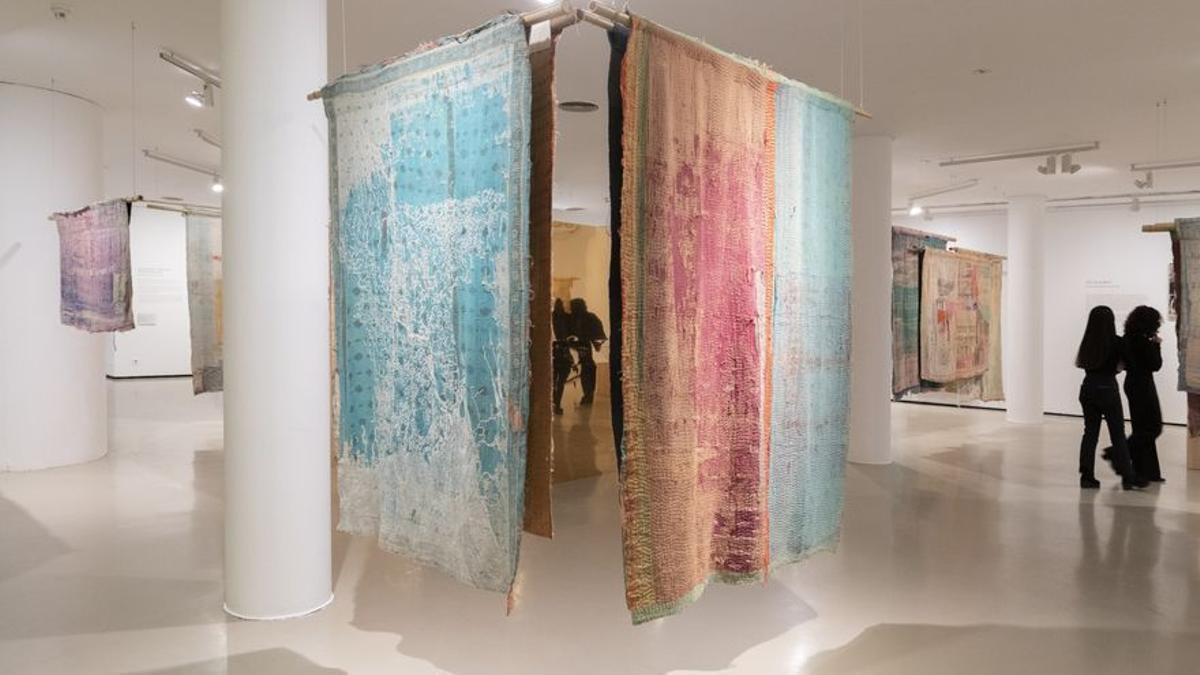 Los textiles que produce Dipdii, la iniciativa solidaria de Heringer, en la exposición del Museo ICO.