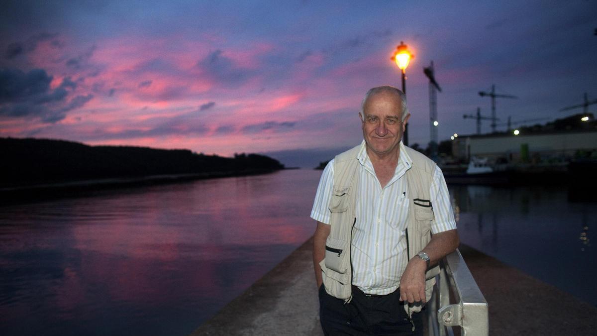 Juan "Moreno" en el puerto de Navia donde se descubrirá un hito en su memoria.