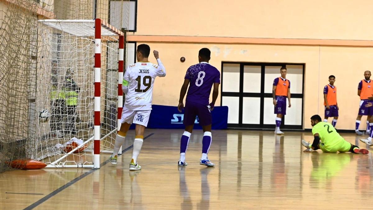 Jesús Izquierdo celebra uno de los goles