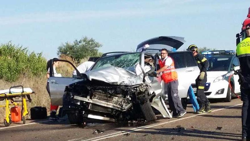 Una fallecida y un herido en la colisión de dos turismos en Solana de los Barros