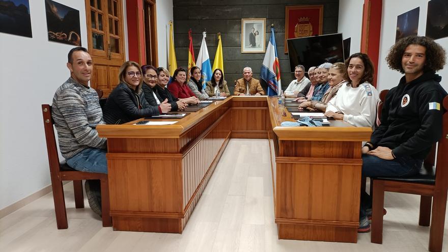 El alcalde de La Aldea de San Nicolás, Tomás Pérez, se reúne con las asociaciones vecinales del municipio para conocer su situación actual