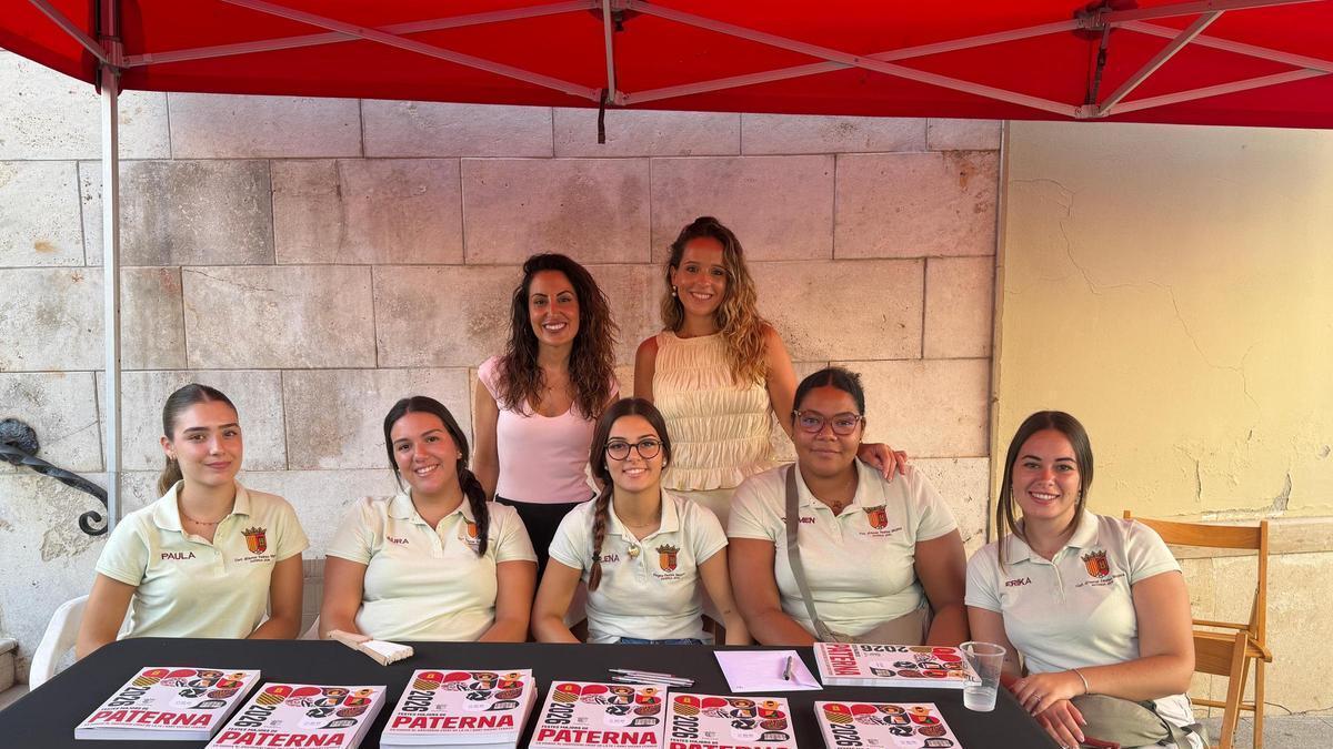 La teniente alcalde de Tradiciones, Isabel Segura y la concejala, Andrea López, con la Reina de las Fiestas y su corte en la carpa para la venta.