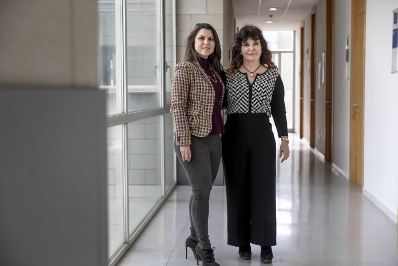 La doctora María Isabel Montserrat y la catedrática Rosa Arrom, en la UIB. 