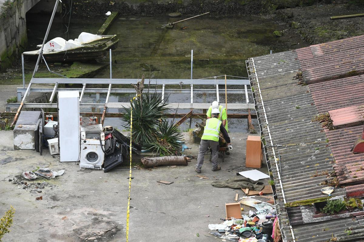 Adiós a la última chabola de A Pasaxe y a dos construcciones ocupadas de forma ilegal junto a la ría