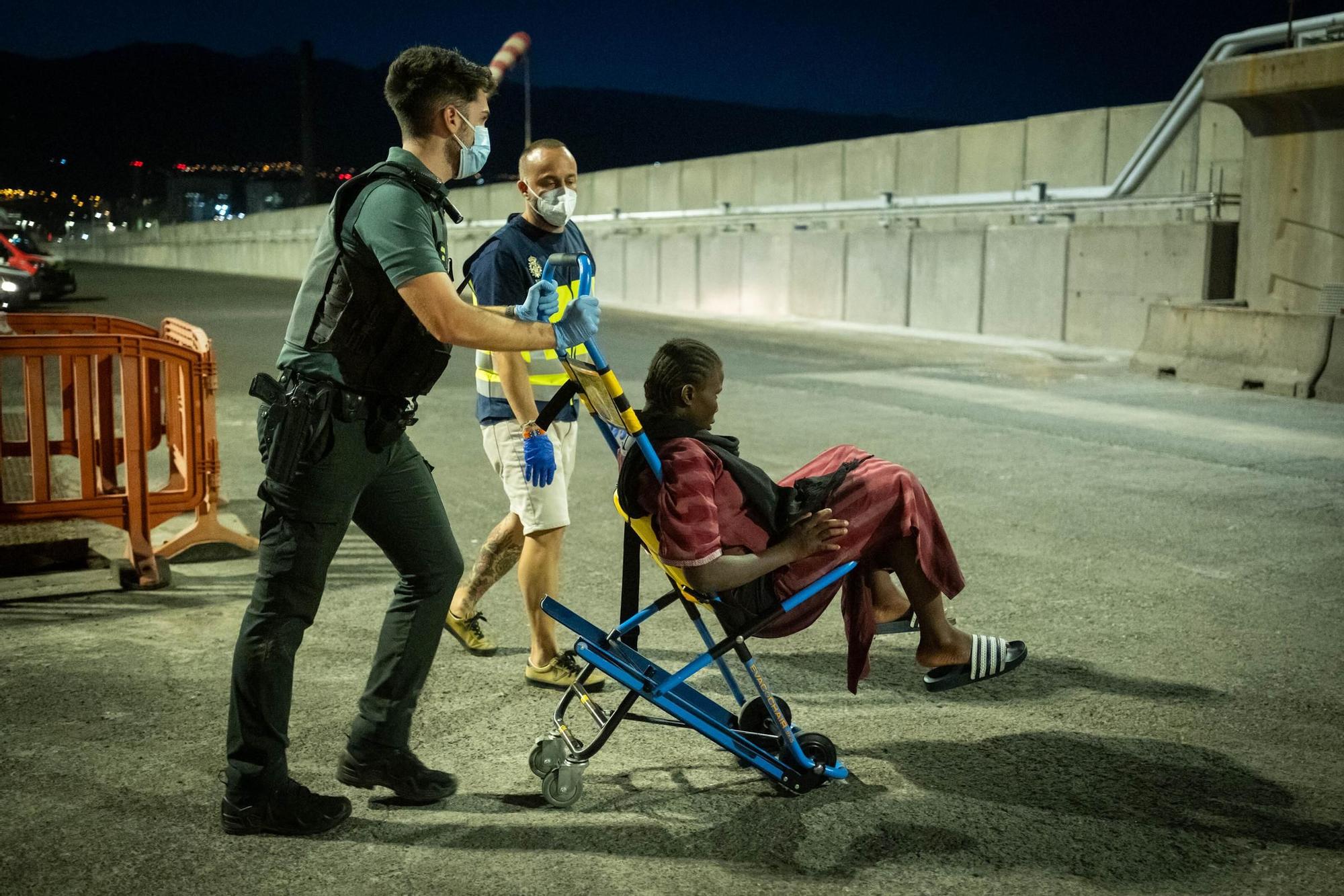 Llegada de un cayuco al Puerto de Granadilla