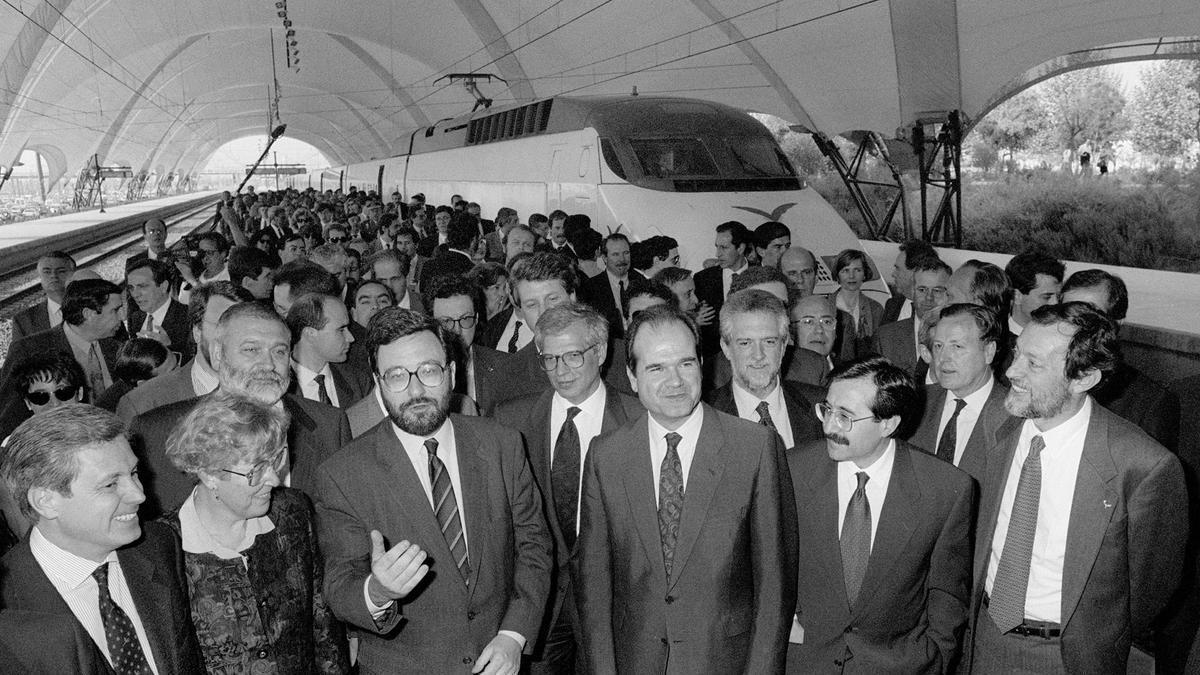 14 de abril de 1992. Merce Sala, Jacinto Pellón, Narcis Serra,Manuel Chaves,  José Borrell, Virgilio Zapatero, Emilio Cassinello, Alejandro  Rojas Marcos y José María Alvarez del Manzano, en el primer viaje del AVE.