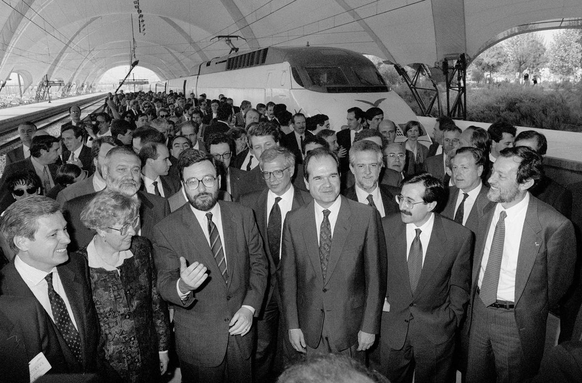 14 de abril de 1992. Merce Sala, Jacinto Pellón, Narcis Serra,Manuel Chaves,  José Borrell, Virgilio Zapatero, Emilio Cassinello, Alejandro  Rojas Marcos y José María Alvarez del Manzano, en el primer viaje del AVE.