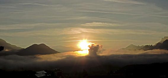 Al matí. Entre les muntanyes sortia el Sol, però el paisatge estava tapat per una boira molt espessa.