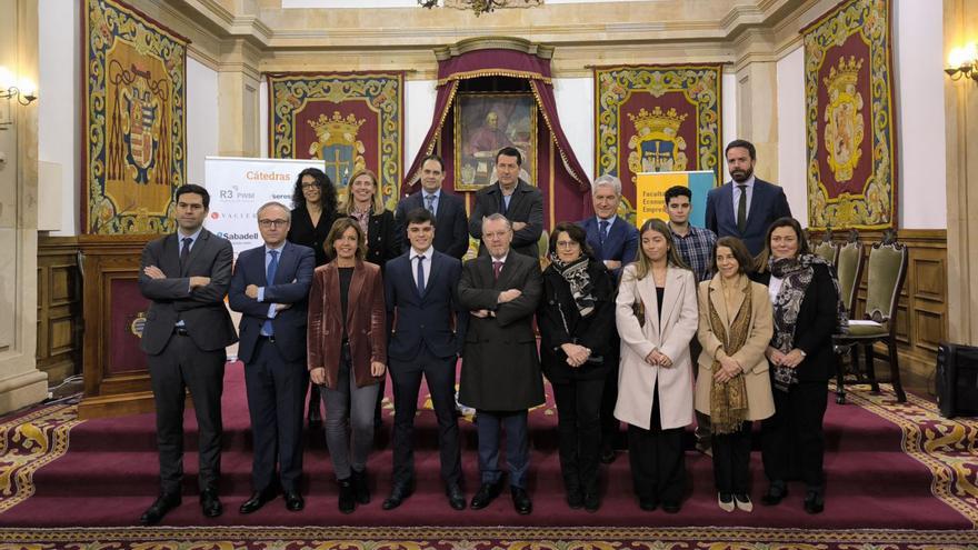 En primera fila, por la izquierda, Roberto Fernández-Jardón (R3 PWM), Ignacio Rodríguez (Banco Sabadell), Susana Pérez (vicedecana), Iván Fernández (premiado), Francisco Vaciero (Vaciero), Cristina Robles (vicedecana), María Antonia Sánchez (premiada), Margarita Argüelles (vicedecana) y Begoña González-Busto (vicedecana). Detrás, María José García Salgado (secretaria de la Facultad), Eva Pando (Caja Rural), Pablo Sánchez (vicedecano), Javier Barahona (recogió el premio de su hijo Juan Barahona), Carlos Ranera (Ontier), Guillermo Vallina (recogió el premio de Patricia García) y Alejandro Blanco (Seresco), ayer en el Paraninfo de la Universidad.