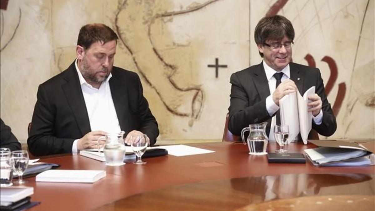 Carles Puigdemont y Oriol Junqueras junto al resto del Govern en la reunión de la ejecutiva en el Palau de la Generalitat.