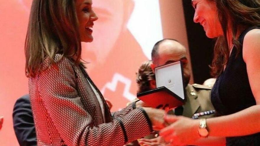 La investigadora Alexandra Dubini recibe la Medalla de Oro de Cruz Roja
