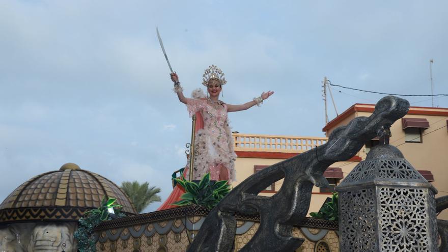Fiestas Xàbia: Espectacular despliegue de escuadras de Almoriscos, con un mensaje de concordia y paz en su boato