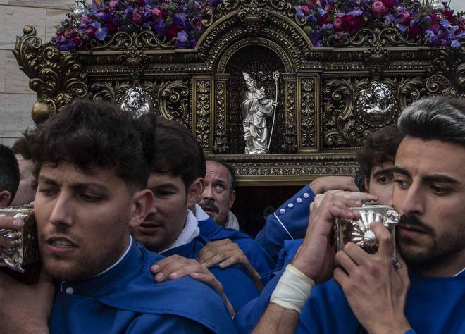 La Hermandad Agustina procesiona el Lunes Santo por las calles del casco antiguo de Alicante