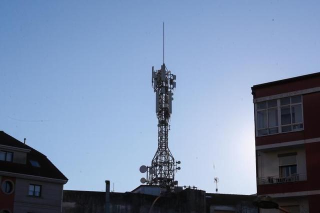 Una antena de telecomunicaciones en Vilagarcía.