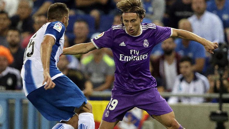 Luka Modrid encará a Dani López en el Espanyol-Real Madrid, que se saldó con triunfo madridista.
