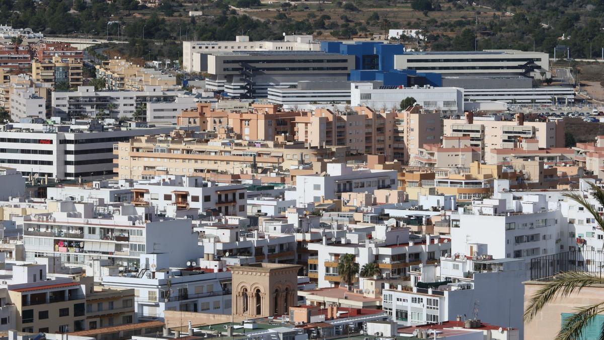 Vista de parte de la ciudad de Ibiza con el hospital Can Misses al fondo