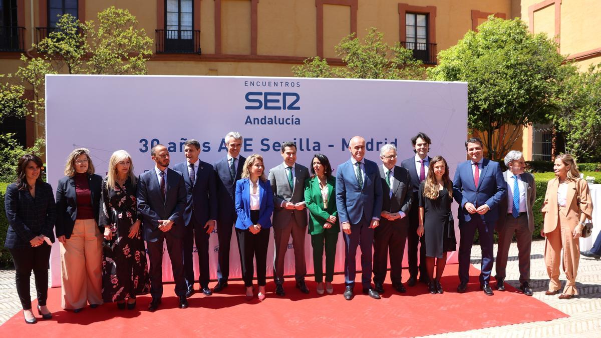 El presidente andaluz, Juanma Moreno, y la ministra Raquel Sánchez coincidieron en la clausura de las jornadas &#039;Tres décadas de alta velocidad AVE Madrid-Sevilla: hito de la vertebración y modernidad&#039;.