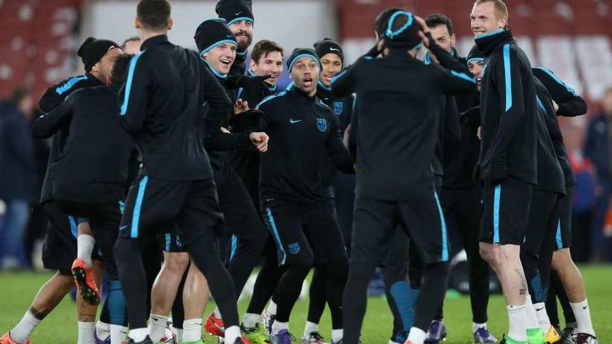 Los jugadores del Barcelona, durante el entrenamiento vespertino celebrado ayer por el equipo azulgrana en el Emirates. // Reuters