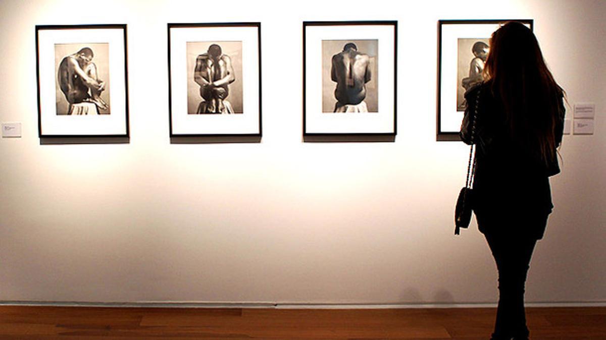 Una dona observa una exposició fotogràfica sobre l’erotisme al Museu d’Art Llatinoamericà de Buenos Aires (Argentina).
