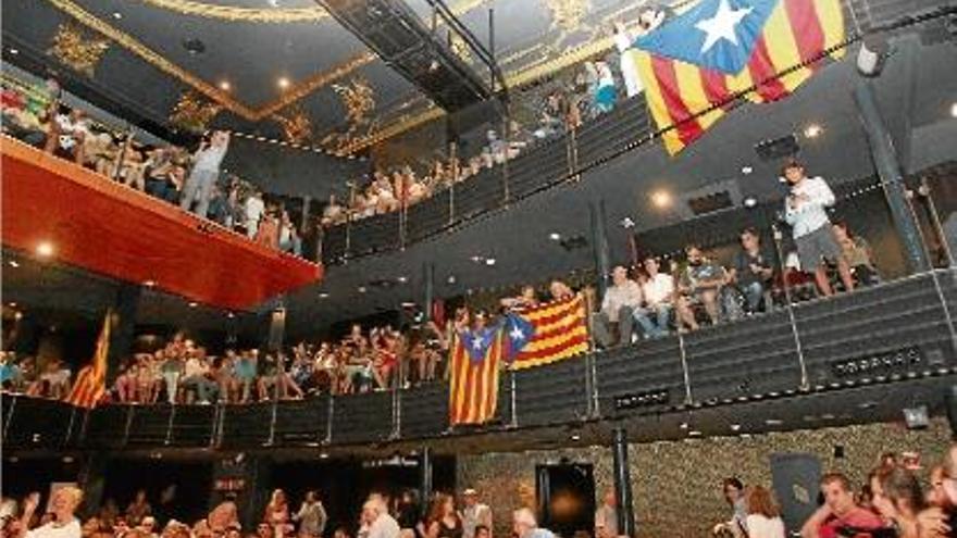 La Sala Barts de Barcelona es va omplir de gom a gom per seguir els crítics d&#039;UDC.