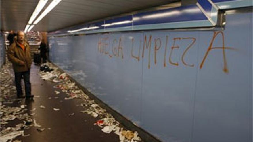 La basura inunda el Metro de Madrid