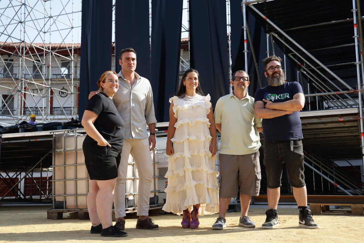 Promotores y concejales en la plaza de toros de Cáceres, este jueves presentando el concierto de la artista.