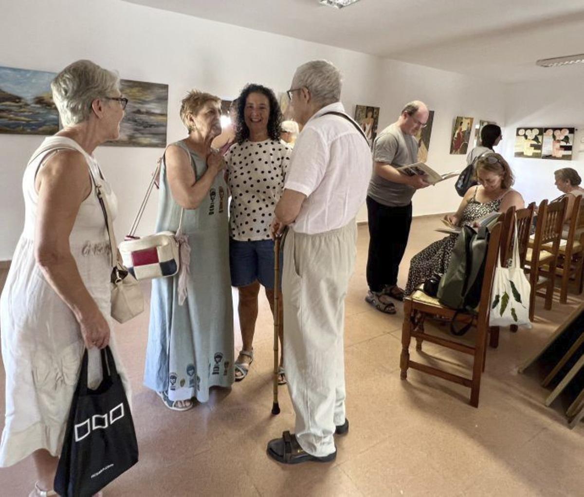 Vecinos admiran la exposición de pintura de Teresa Araujo y presentación de la revista «Hablemos de Abelón»