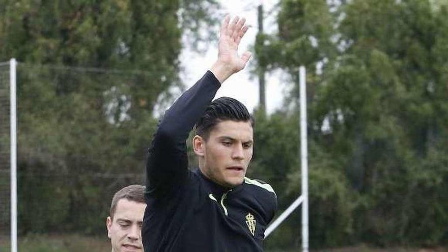 Cristian, seguido por Juan Rodríguez, en el entrenamiento de ayer.